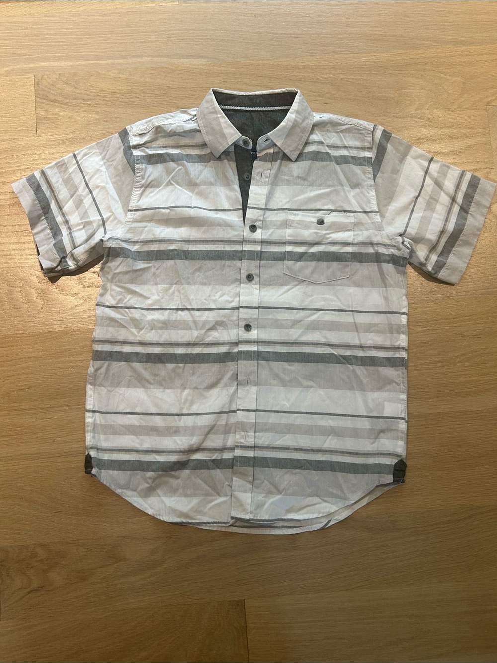 Casual Short-Sleeve Stripe Button-Down Shirt - Gray & White